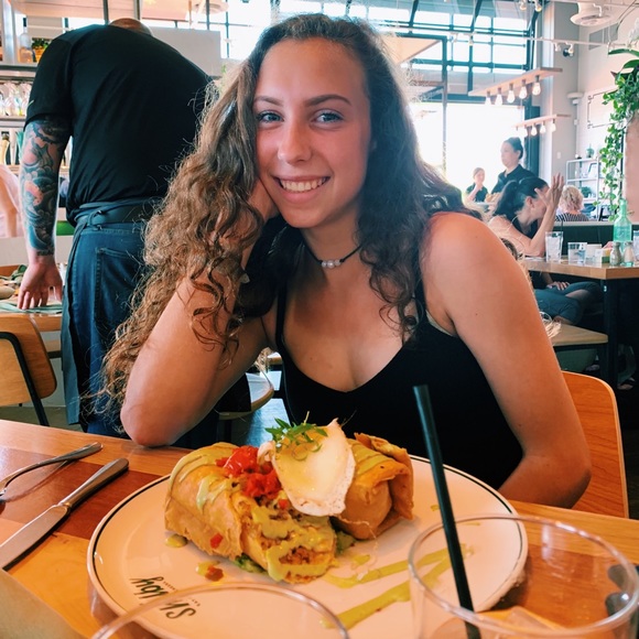 ella_holmes